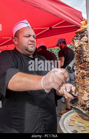 Dearborn, Michigan - Un homme d'une rotisserie viande tranches à un rassemblement politique musulmane. La viande est halal--établi conformément à l'alimentation Islamique Banque D'Images