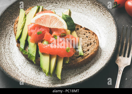 Toast à l'avocat et saumon fumé. Vue rapprochée, selective focus Banque D'Images