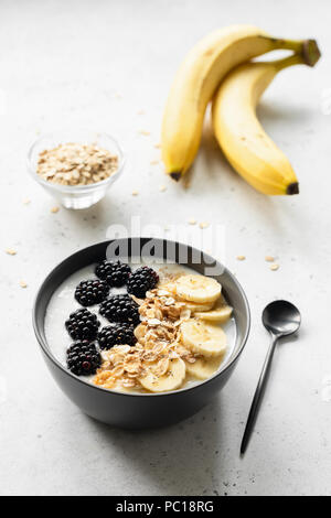 Le yogourt avec granola et fruits dans un bol pour petit-déjeuner sain. Selective focus Banque D'Images