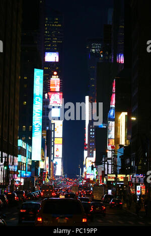 NEW YORK, NY - 11 juillet : Quartier des Théâtres de Broadway et Times Square néons vu au sud de la 7e Avenue à Manhattan sur soir Juillet 11th, 2017 au N Banque D'Images
