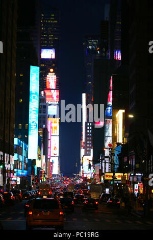 NEW YORK, NY - 11 juillet : Quartier des Théâtres de Broadway et Times Square néons vu au sud de la 7e Avenue à Manhattan sur soir Juillet 11th, 2017 au N Banque D'Images