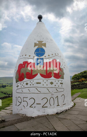 Nancy White Folly décoré pour le Jubilé de diamant, sur la colline de Kerridge, Bollington, Cheshire, Macclesfiled Banque D'Images