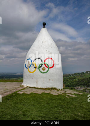 Nancy White Folly avec anneaux olympiques, sur la colline de Kerridge, Bollington, Macclesfield, Cheshire Banque D'Images