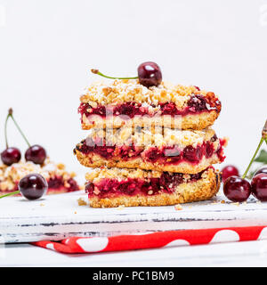 Pile de cake maison avec cherry, cuisson de la pâte friable Banque D'Images