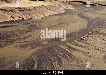 Schémas d'écoulement le long de la rivière des Esclaves, près de la montagne des Rapides, près de Fort Smith, Alberta, Canada Banque D'Images