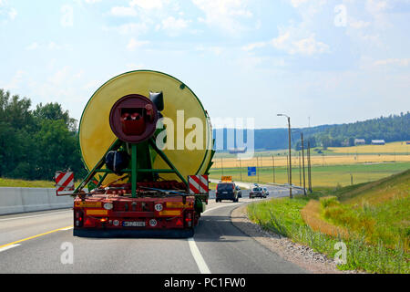 Vue arrière du transport de charge surdimensionnée par semi-remorque d'Peter-Star, la Pologne sur l'autoroute 52, dirigée par véhicule pilote. Salo, Finlande - le 27 juillet 2018. Banque D'Images