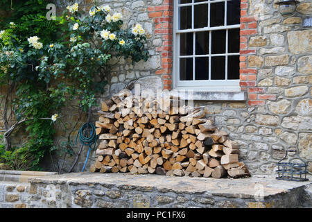 Pile de 38mm à l'extérieur d'un chalet - John Gollop Banque D'Images