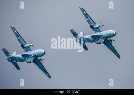 CASA deux avions de patrouille maritime CN-235 appartenant à l'Irish Air Corps ensemble volant en formation serrée. Banque D'Images