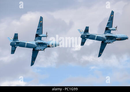 CASA deux avions de patrouille maritime CN-235 appartenant à l'Irish Air Corps ensemble volant en formation serrée. Banque D'Images