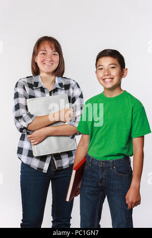 Brother and sister holding school books dans un concept photo. Banque D'Images