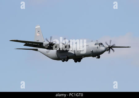 C-130J de l'USAFE le 37e Escadron de transport aérien en approche en RAF Mildenhall. L'unité fait partie de l'Airlift Wing attribué à Ramstein AB en Allemagne. Banque D'Images