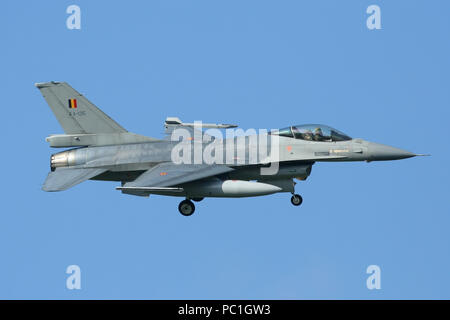 La composante aérienne belge F-16AM sur le tour pour l'approche sur RAF Marham, Norfolk pendant un déploiement. Banque D'Images