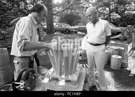 Homme démontrant la façon traditionnelle de fabriquer un tonneau en bois lors d'une foire au Connecticut, États-Unis, 1982 Banque D'Images