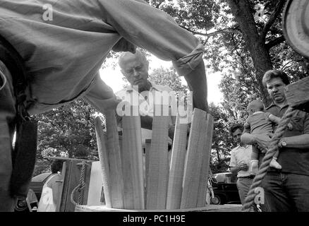 Homme démontrant la façon traditionnelle de fabriquer un tonneau en bois lors d'une foire au Connecticut, États-Unis, 1982 Banque D'Images