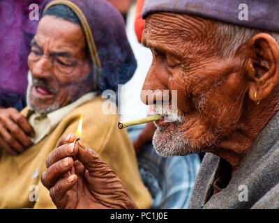 Vieil homme de fumer à l'Sanouli Kumaon Hills Village,, Uttarakhand, Inde Banque D'Images