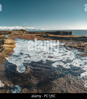 Lever coucher islandais typique paysage falaise à Arnarstapi salon en péninsule de Snæfellsnes en Islande Banque D'Images