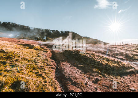 L'eau bouillante et de la boue dans la zone géothermique de la vallée de Reykjadalur dans le sud de l'Islande Banque D'Images