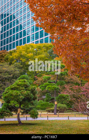 Hama Rikyu Hamarikyu (aussi) et le jardin japonais le plus ancien gratte-ciel modernes du quartier de Shiodome, Chuo Ward, Tokyo, région du Kanto, l'île de Honshu, Japon Banque D'Images