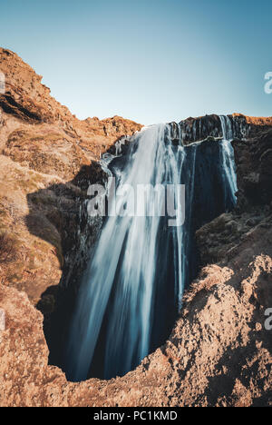 Vue parfaite du célèbre Gljufrabui puissante cascade. Seljalandsfoss Emplacement de l'automne, l'Islande, l'Europe. Image panoramique de l'attraction touristique populaire. Concept de destination de voyage. Découvrez la beauté de la terre. Banque D'Images