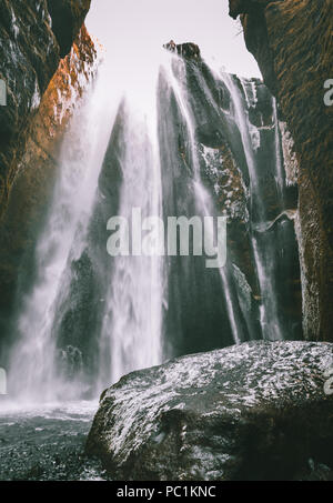 Vue parfaite du célèbre Gljufrabui puissante cascade. Seljalandsfoss Emplacement de l'automne, l'Islande, l'Europe. Image panoramique de l'attraction touristique populaire. Concept de destination de voyage. Découvrez la beauté de la terre. Banque D'Images