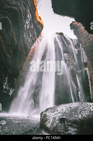 Vue parfaite du célèbre Gljufrabui puissante cascade. Seljalandsfoss Emplacement de l'automne, l'Islande, l'Europe. Image panoramique de l'attraction touristique populaire. Concept de destination de voyage. Découvrez la beauté de la terre. Banque D'Images