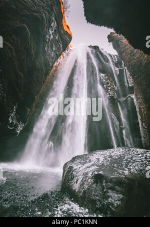 Vue parfaite du célèbre Gljufrabui puissante cascade. Seljalandsfoss Emplacement de l'automne, l'Islande, l'Europe. Image panoramique de l'attraction touristique populaire. Concept de destination de voyage. Découvrez la beauté de la terre. Banque D'Images