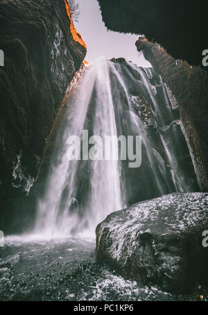 Vue parfaite du célèbre Gljufrabui puissante cascade. Seljalandsfoss Emplacement de l'automne, l'Islande, l'Europe. Image panoramique de l'attraction touristique populaire. Concept de destination de voyage. Découvrez la beauté de la terre. Banque D'Images