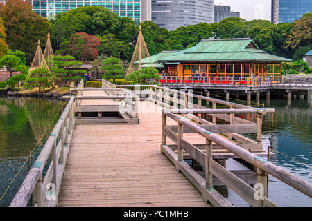 Hama Rikyu Hamarikyu (aussi) et le jardin japonais le plus ancien gratte-ciel modernes du quartier de Shiodome, Chuo Ward, Tokyo, région du Kanto, l'île de Honshu, Japon Banque D'Images