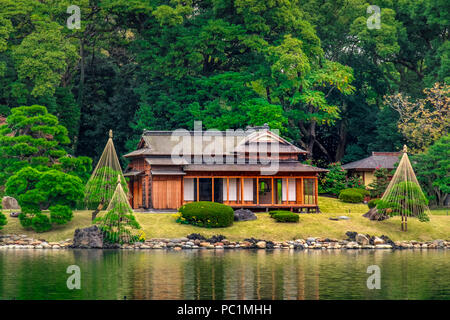 Hama Rikyu Hamarikyu (aussi) et le jardin japonais le plus ancien gratte-ciel modernes du quartier de Shiodome, Chuo Ward, Tokyo, région du Kanto, l'île de Honshu, Japon Banque D'Images