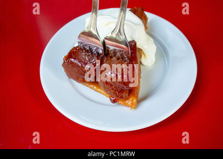 Tarte tatin maison sur la table rouge, une pâtisserie typiquement français, 2018 Banque D'Images