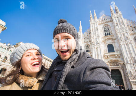 Les voyages, la photographie et les gens concept - Happy couple taking Self Portrait in Milano en place du Duomo Banque D'Images