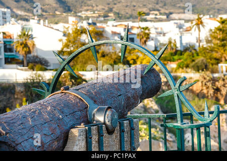 Seascape avec de vieux canon sur la plage Playa Carabeillo à Nerja, Costa del Sol, Espagne Banque D'Images