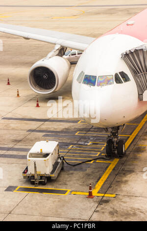 Contrôle du train principal d'entretien d'aéronefs dans l'aéroport avant le départ pour la sécurité. Service de contrôle en amont. Banque D'Images