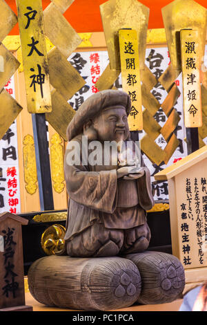 KYOTO, JAPON - 12 mars 2018 : Touristique au Temple Kiyomizu-dera, utilisez vos mains pour toucher Dieu Harada Okami Edo pour prier un Dieu qui purifie le corps et m Banque D'Images