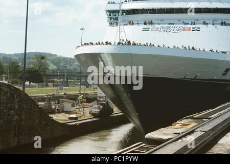 Grand navire de croisière de passage à Gatún Canal de Panama. 24 avril 2013 - Panama Banque D'Images