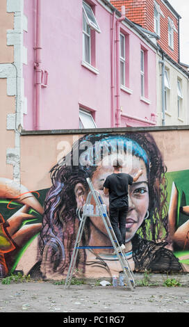 Artiste travaillant sur une grande fresque murale au 10e anniversaire de l'UPFest, le Festival de Peinture urbaine en Afrique du Bristol, Royaume-Uni Banque D'Images