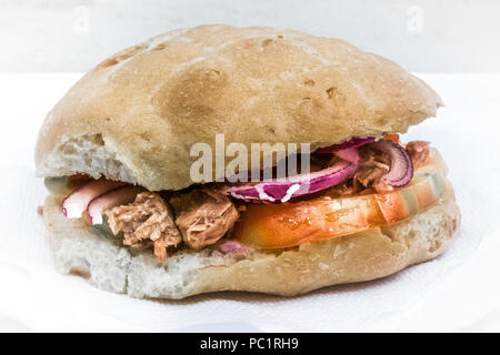 Un frreh avec sandwich au thon tomate et oignon rouge Banque D'Images