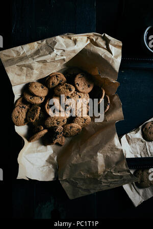 Cookies aux pépites de chocolat sur fond rustique. Banque D'Images