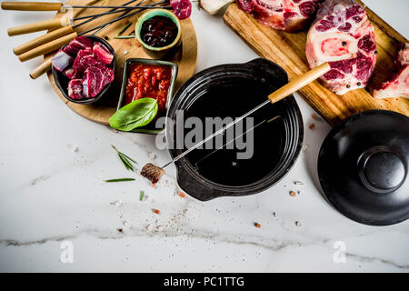 La viande de boeuf fondue, avec différentes sauces, top view copy space Banque D'Images