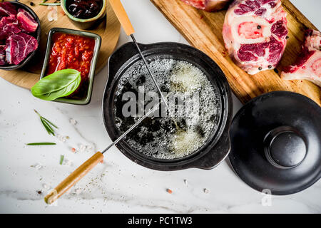 La viande de boeuf fondue, avec différentes sauces, top view copy space Banque D'Images