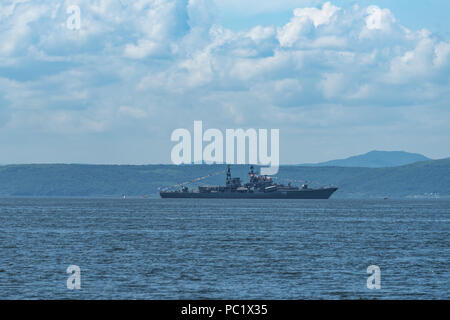 Vladivostok, Russia-July 28, 2018 : Marin avec un convoi de véhicules militaires sur les routes. Banque D'Images