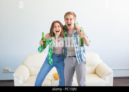 Coupe du monde de soccer concept - couple moderne excité et heureux à regarder les sports jeu sur plat Banque D'Images