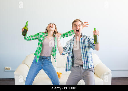 Coupe du monde de soccer concept - couple moderne excité et heureux à regarder les sports jeu sur plat Banque D'Images