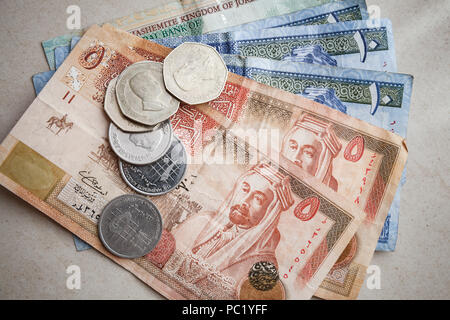 Dinars jordaniens et piastres déposer sur du papier gris background, close-up photo Banque D'Images