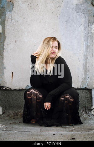 Femme fait une moustache hors des cheveux Banque D'Images