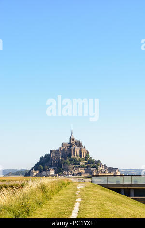 Vue du Mont Saint-Michel tidal island en Normandie, France, avec un sentier longeant la rivière le Couesnon vers l'île au premier plan. Banque D'Images