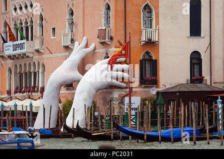 Mains géantes sculpture à Venise Banque D'Images