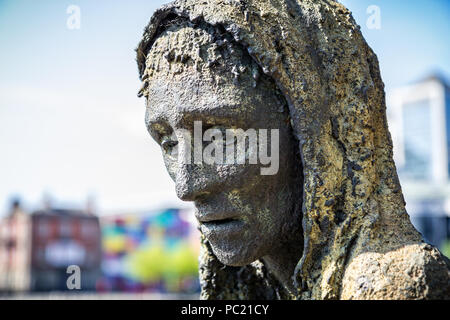 Close up of chef d'une des sculptures de la famine sur Custom House Quay à Dublin, Irlande prise le 7 mai 2013 Banque D'Images