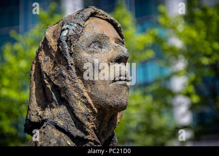 Close up of chef d'une des sculptures de la famine sur Custom House Quay à Dublin, Irlande prise le 7 mai 2013 Banque D'Images