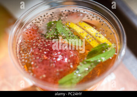 L'été froid boisson detox avec chia seeds, fraises, citron et menthe. Close-up Banque D'Images